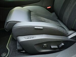 Peugeot 308 SW GT HYBRID 136 e-DSC6 31 navigation