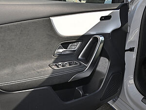 Mercedes-Benz A 200 AMG Line 20 navigation