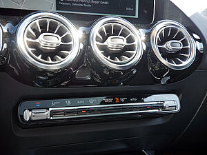 Mercedes-Benz B 200 AMG Line 28 navigation