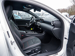 Mercedes-Benz A 200 AMG Line 2 navigation