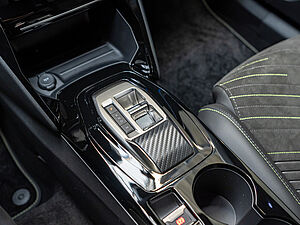 Peugeot 2008 GT HYBRID 145 e-DSC6 12 navigation