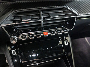 Peugeot 2008 e-GT Elektromotor 136 10 navigation
