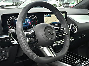 Mercedes-Benz GLA 200 AMG Line 22 navigation