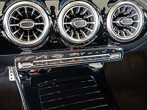 Mercedes-Benz CLA 200 SB AMG Sport Premium 13 navigation