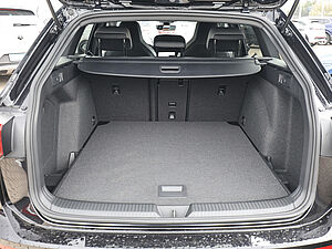 Volkswagen Golf VIII Variant R-Line 1,5 l eTSI DSG 32 navigation