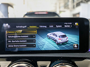 Mercedes-Benz A 35 AMG 4M 13 navigation