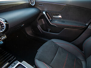 Mercedes-Benz A 180 AMG Line 12 navigation
