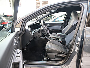 Volkswagen Golf VIII Variant R-Line 1,5 l eTSI DSG 11 navigation