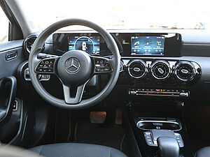 Mercedes-Benz A 250 e 9 navigation