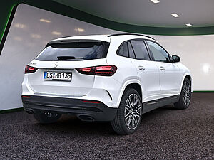 Mercedes-Benz GLA 200 AMG Line 3 navigation