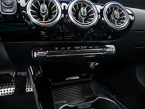Mercedes-Benz A 200 AMG Line 11 navigation