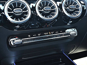 Mercedes-Benz GLA 220 4M AMG Line 13 navigation
