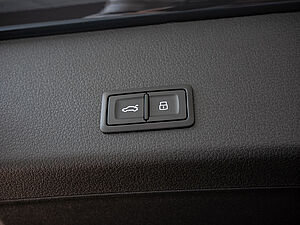 Audi Q8 e-tron Q8 S line 50 e-tron quattro 34 navigation