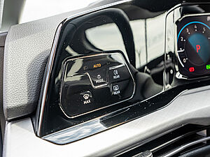Volkswagen Golf VIII Life 1,5 l eTSI DSG 19 navigation