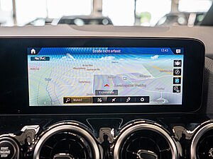 Mercedes-Benz GLA 250 e Progressive 11 navigation