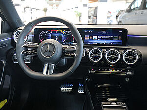 Mercedes-Benz A 180 AMG Advanced Plus 8 navigation