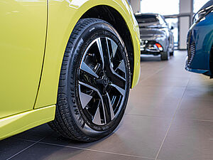Peugeot 208 Neuer Allure PureTech 100 5 navigation
