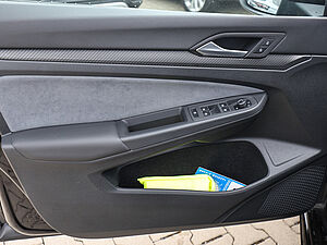 Volkswagen Golf VIII Variant R-Line 1,5 l eTSI DSG 31 navigation
