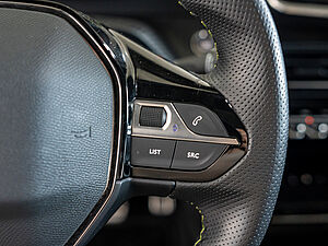 Peugeot 2008 2008e GT 15 navigation