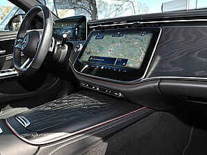 Mercedes-Benz E 200 AMG Line 9 navigation