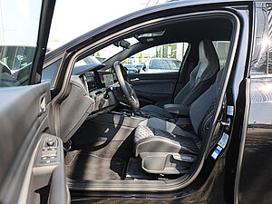 Volkswagen Golf VIII Variant R-Line 1,5 l eTSI DSG 11 navigation