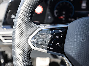 Volkswagen Golf VIII Variant R-Line Black 1.5 l eTSI DSG 28 navigation