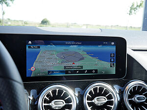 Mercedes-Benz B 200 AMG Line 19 navigation