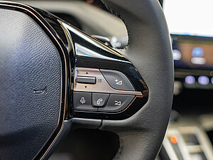 Peugeot 308 Allure HYBRID 136 e-DSC6 14 navigation