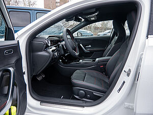 Mercedes-Benz A 200 AMG Line 8 navigation