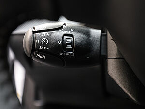 Peugeot 2008 STYLE HYBRID 145 e-DSC6 28 navigation