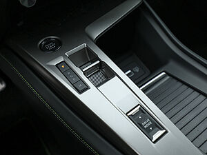 Peugeot 308 GT HYBRID 136 e-DSC6 17 navigation