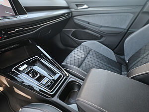 Volkswagen Golf VIII Variant R-Line 1,5 l eTSI DSG 19 navigation