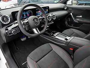 Mercedes-Benz A 200 AMG Line 6 navigation