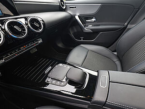 Mercedes-Benz A 250 e Limousine 17 navigation