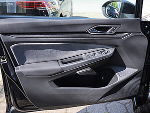 Volkswagen Golf VIII Variant R-Line 1,5 l eTSI DSG 32 navigation