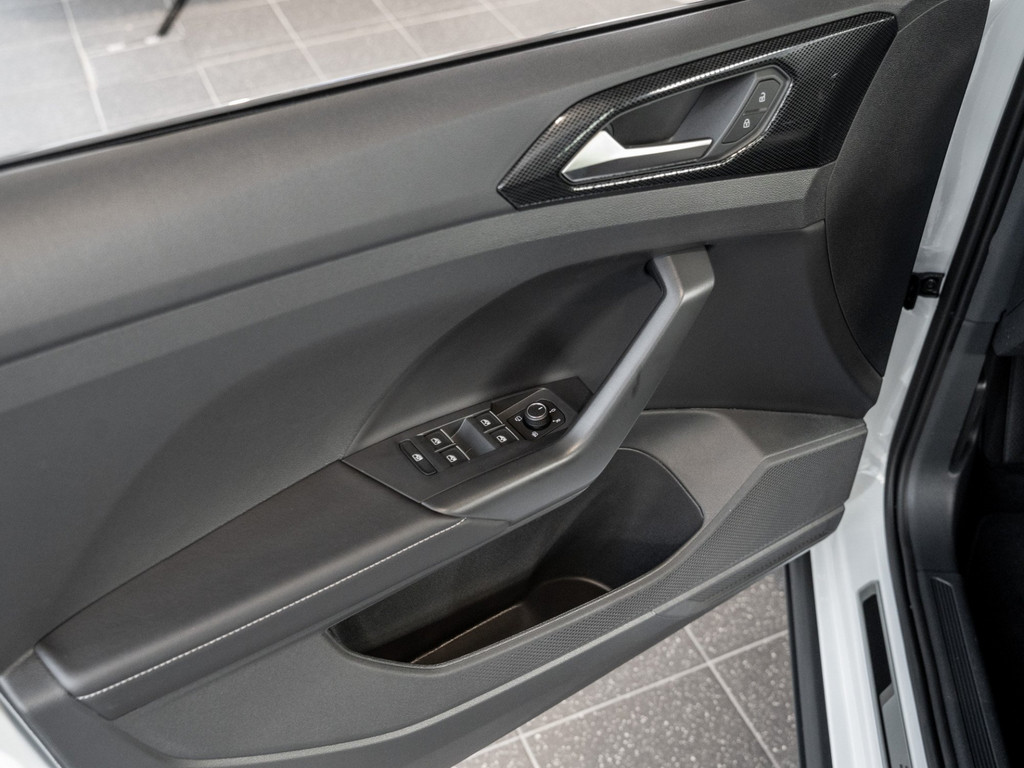 Bild 28 - T-Cross R-Line 1.0 l R-Line IQLight Kam. Navi