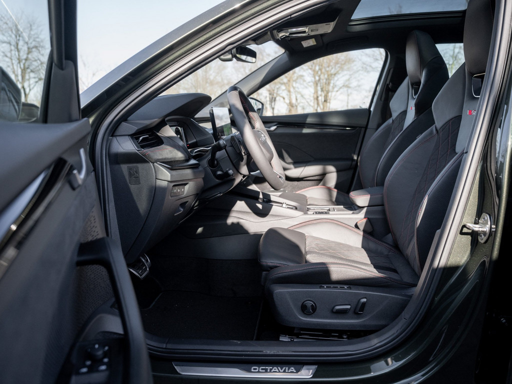 Bild 10 - Octavia Combi RS 2.0 TSI DSG AHK Navi Pano 360 LM