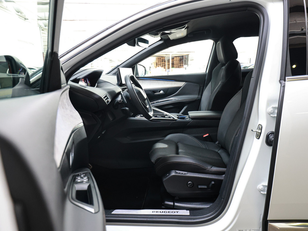 Bild 9 - 3008 GT HYBRID 136 e-DSC6