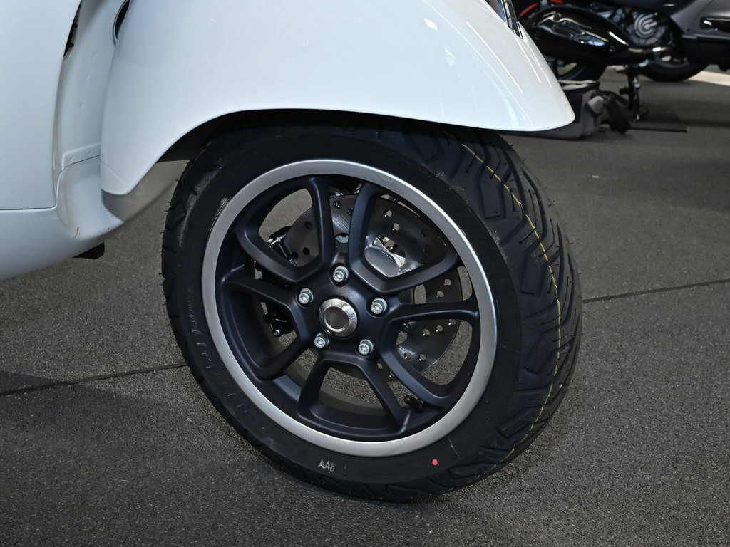 Bild 4 - GTS Super 125 E5 + 