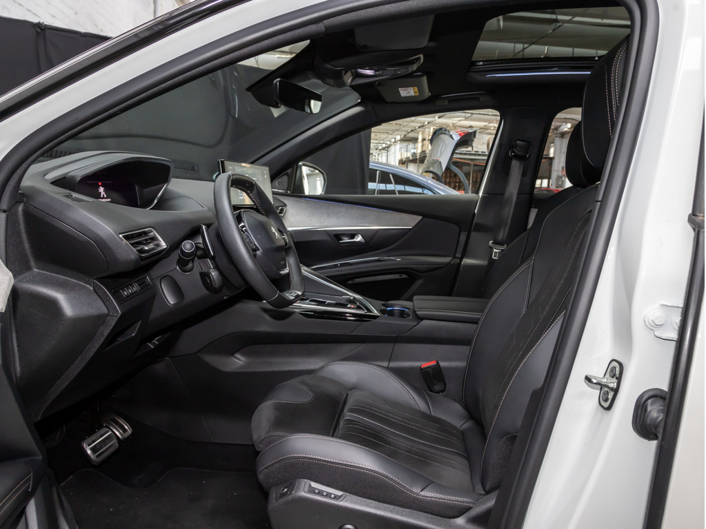 Bild 8 - 3008 GT HYBRID 136 e-DSC6