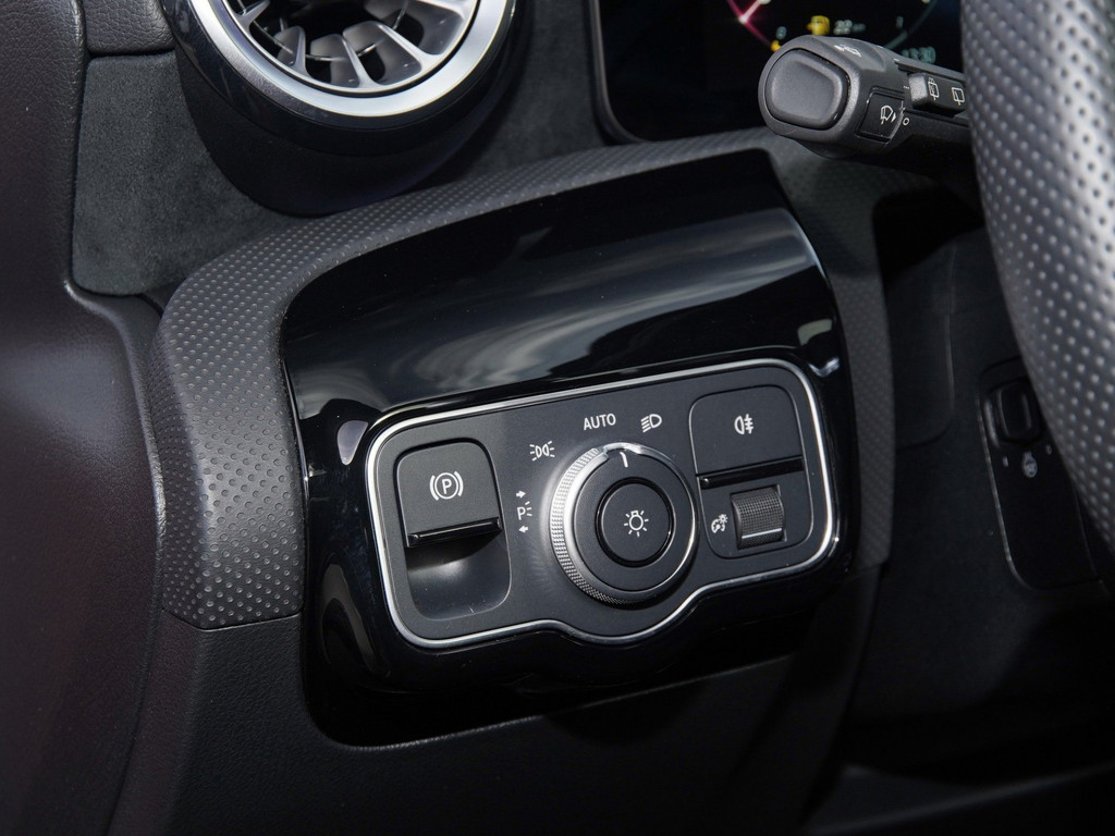 Bild 24 - A 200 AMG Sport Premium +