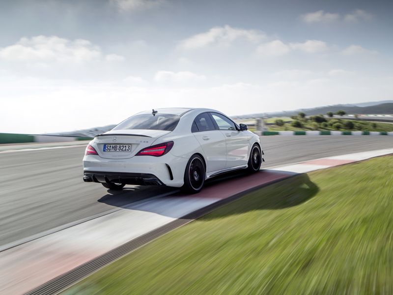 CLA_45_AMG_Coupe_Rueckansicht_unten_Heck_weiss_Rueckleuchten_800x600.jpg
