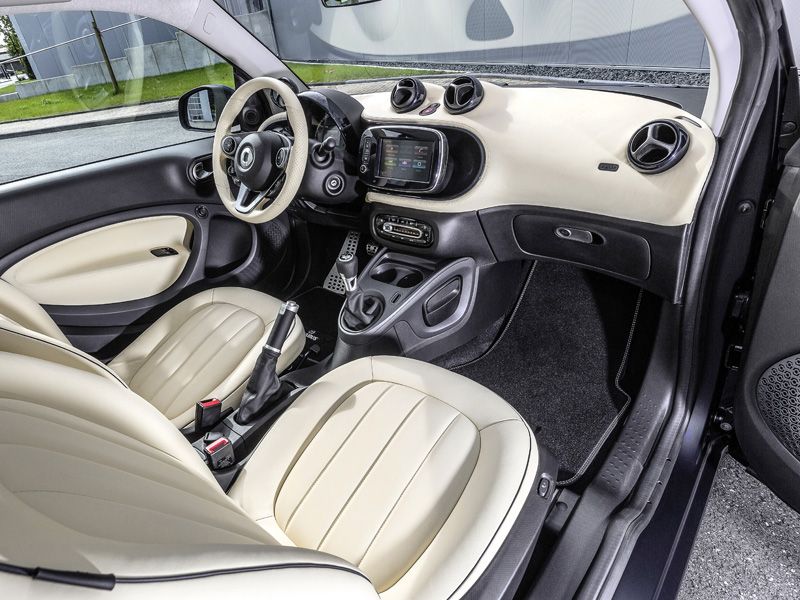 Das Interieur glänzt durch seinen sportlichen Aspekt. Erleben Sie den Cityflitzer jetzt bei Ihrem smart-Partner ROSIER