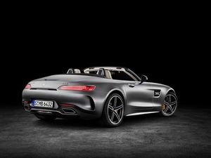 08_2018_AMG_GT_Roadster_Exterieur_heckansicht_rechts_verdeck_offen.jpg