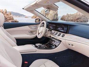 Mercedes-Benz_E-Klasse_Cabriolet__2017__Exterieur_aragonitsilber_metallic_AMG_Line_Interieur_yachtblau__macchiatobeige_Zierteile_Holz_sen_hellbraun_glaenzend_Cockpit_800x600.jpg