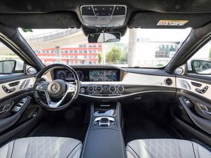 Mercedes-Benz_S-Klasse_Interieur_Weiss_Cockpit_Carbon_800x600.jpg