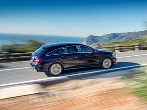 CLA_ShootingBrake_Exterieur_schwarz_beim_fahren_800x600.jpg