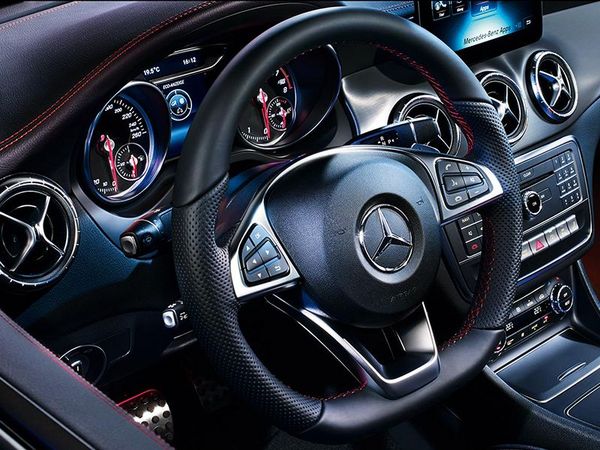 Mercedes-Benz_CLA_Coupe_Interieur_800x600.jpg