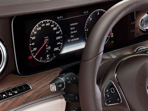 Mercedes-Benz_All_Terrain_Interieur_Cockpit_800x600.jpg