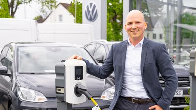 Dominik Kötter, Assistent der ROSIER Geschäftsleitung, an einer E-Ladesäule